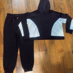 NWOT Elie Tahari Black and White Two-Tone Hoodie & Jogger Set Women’s Size L